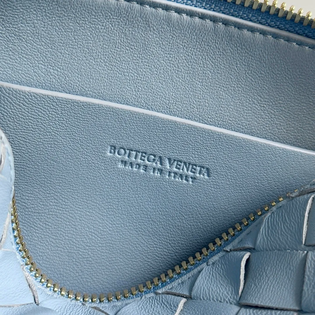 Batch 1260 BV new mini bag ceiling Bottegaveneta new Concert Pouch bag is small and has a large capacity. It can hold a Pro max mobile phone. The shoulder strap is adjustable for cross-body carry. It is very cost-effective when carried on one shoulder. The latest small bag in autumn has a lot of capacity. It can hold 4 short clips. I also tried it and it can hold one of my fists. It is cute, the capacity is touching and the length of the shoulder strap is adjustable for daily commuting. Full score 10 #bv woven bag Style number: 794258 Size: 18.5*11.5*8.5cm